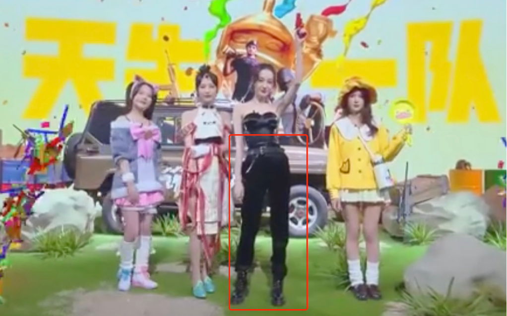 知名女星热巴穿抹胸拍大片!躺地上炫出巴掌细腰,一双腿又直又长