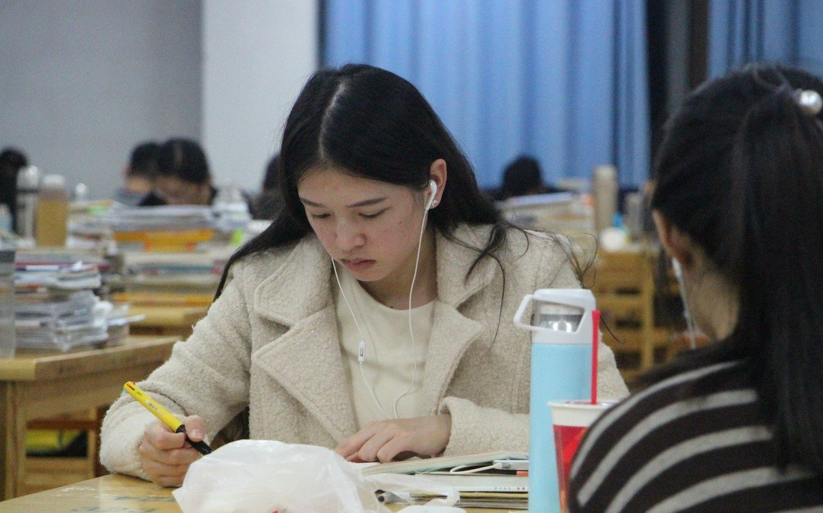 专升本学生，备考清华研究生，深夜学习被室友“怒怼”