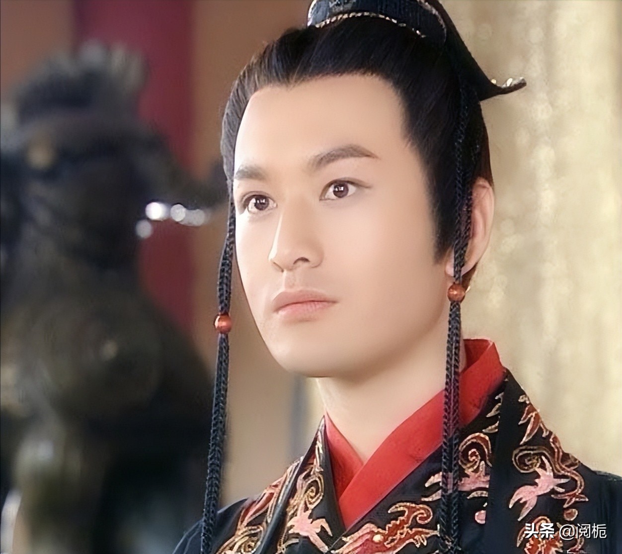 黄晓明饰演犀利且倔强的"汉武帝刘彻",眼神坚毅,处事也逐渐果决.