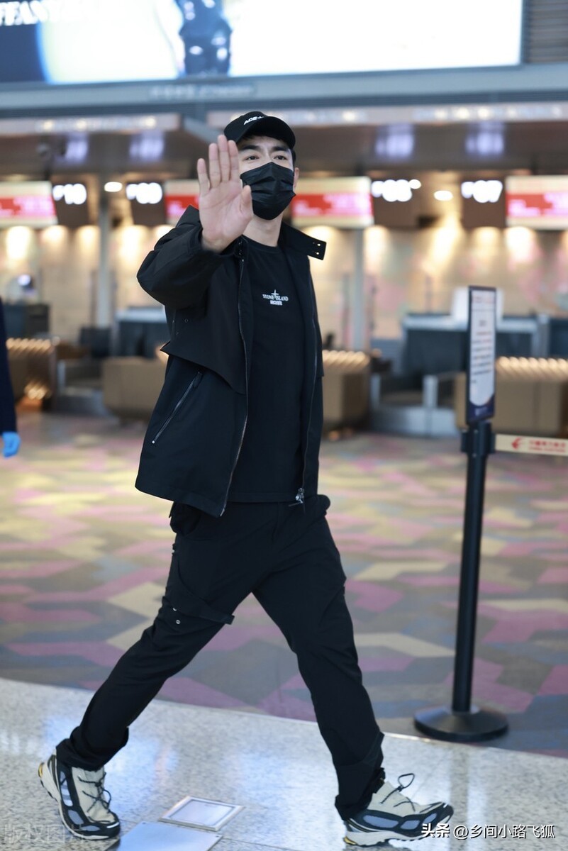 林更新现身上海机场,一袭黑色造型酷帅十足