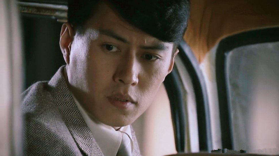 风雨上海滩张歆艺(《风雨上海滩》首播,靳东也拍过神剧,软绵小生,还得