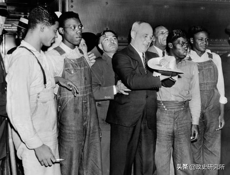 黑人留学生疯狂“猎艳”苏联女郎，遭苏联青年狂揍，引发黑人运动