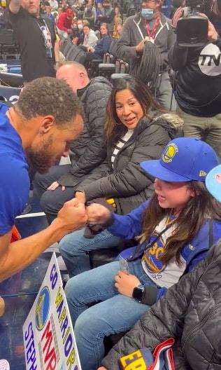 为什么nba坐场边(NBA伤员为何必须坐在场边？库里因此惹麻烦，幸亏勇士有顶级公关)