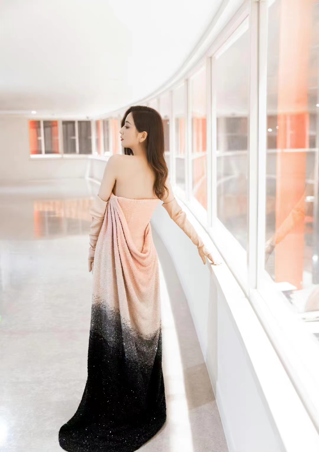 佟丽娅离婚后真潇洒,裹个"浴巾"秀身材,又纯又欲谁不心动?