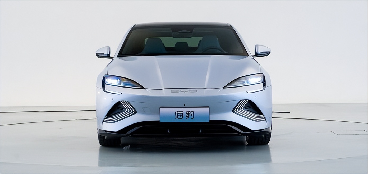 对标Model 3，3.8s破百，续航700KM，比亚迪海豹香不香？