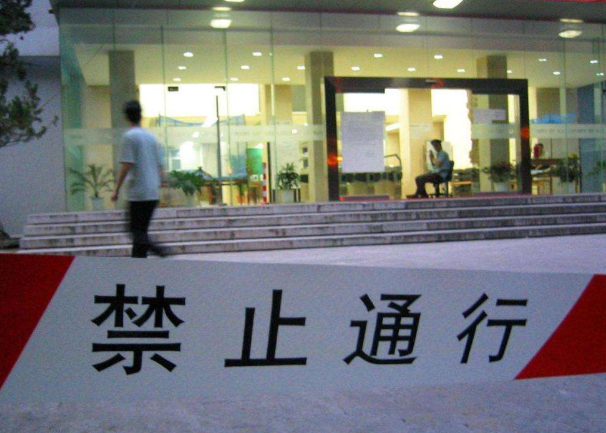 南工大封校后，食堂挂出“嚣张标语”，学生：待解封后再看