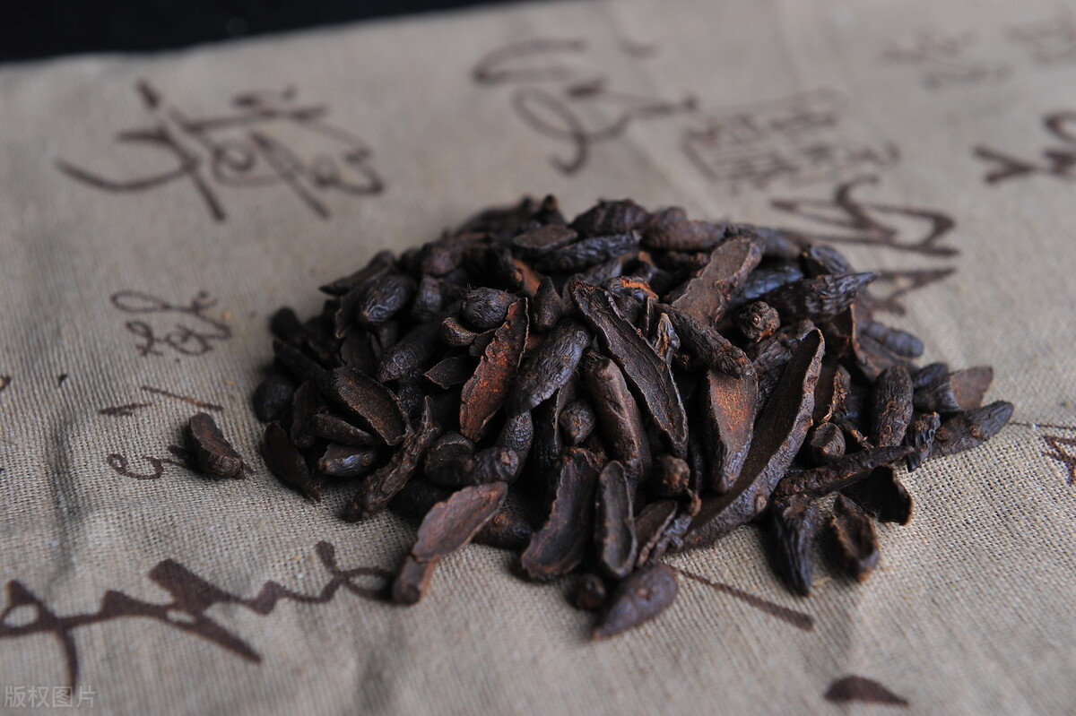 中医认为,香附味辛,微苦,微甘,性平.具有理气解郁,调经止痛的功效.