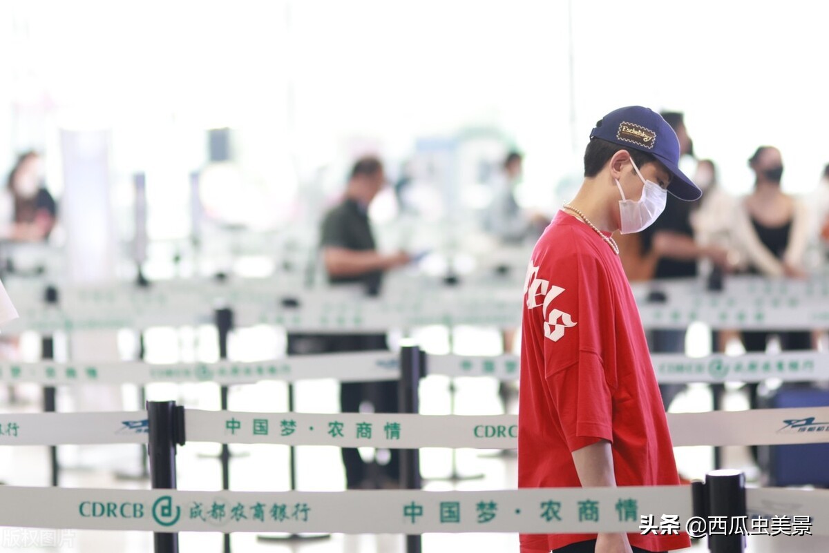 萧敬腾拧LV包现身成都机场，吸睛靓眼