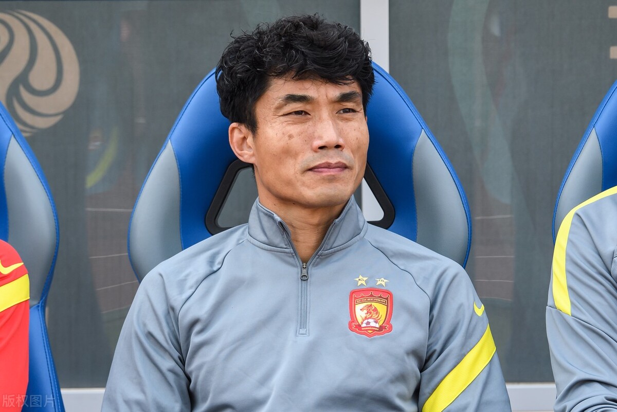 或将转行辅佐李章洙(郑智走马上任,国足老队长升职主教练,广州队球迷