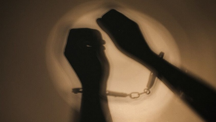 为给男友买手机，女大学生不惜出卖身体，最终被欲望缠身导致悲剧