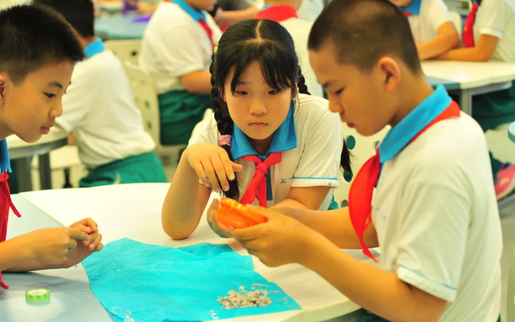 小学阶段共有多少节课(推迟中小学生早上到校时间，多地已明确落实，家长却招架不住了)