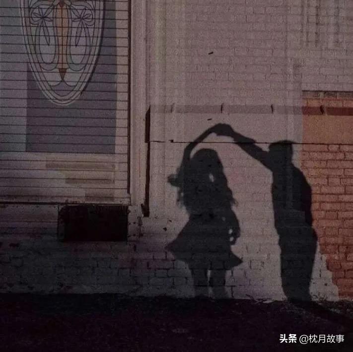 句子库‖星河滚烫，你是人间理想。皓月当空，你是人间曙光