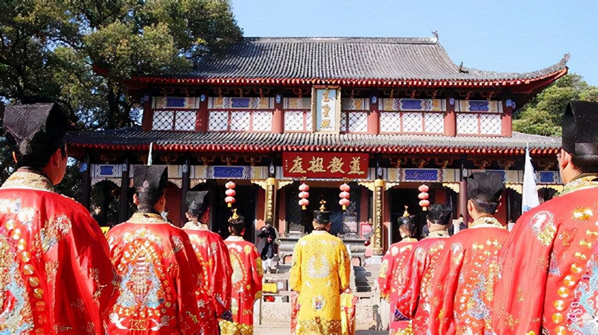 60年代末，最后一任张天师撒手人寰后继无人，接班乱象频出