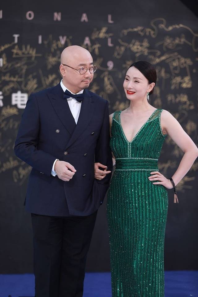 徐峥老婆越来越有阔太范,穿亮片裙优雅大气,50岁身材仍凹凸有致