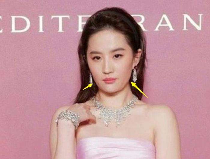 刘亦菲国外看秀靠边坐,生图变化大,被网友质疑整容!