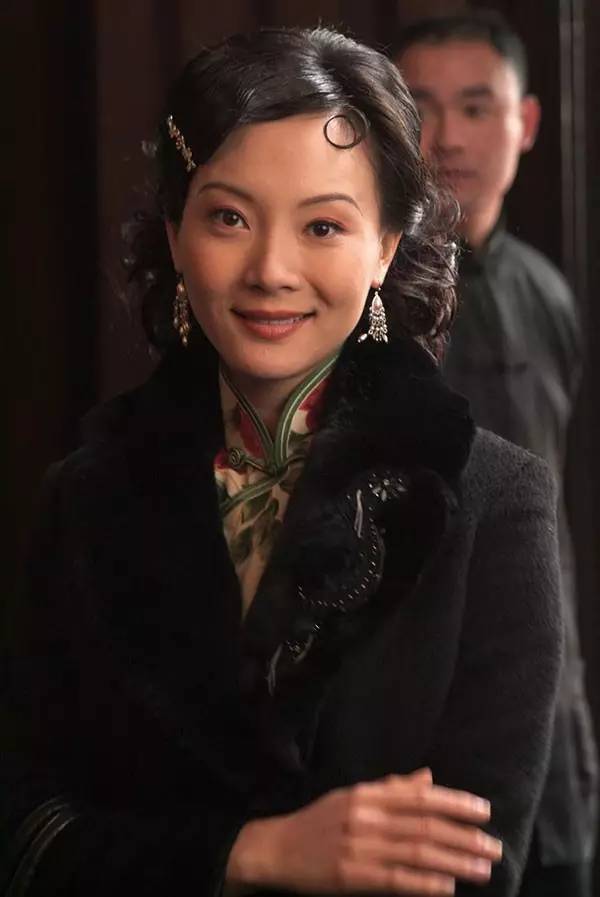 2005年陈数凭借着一部《暗算》走进了万千观众的视野,剧中的黄依依敢