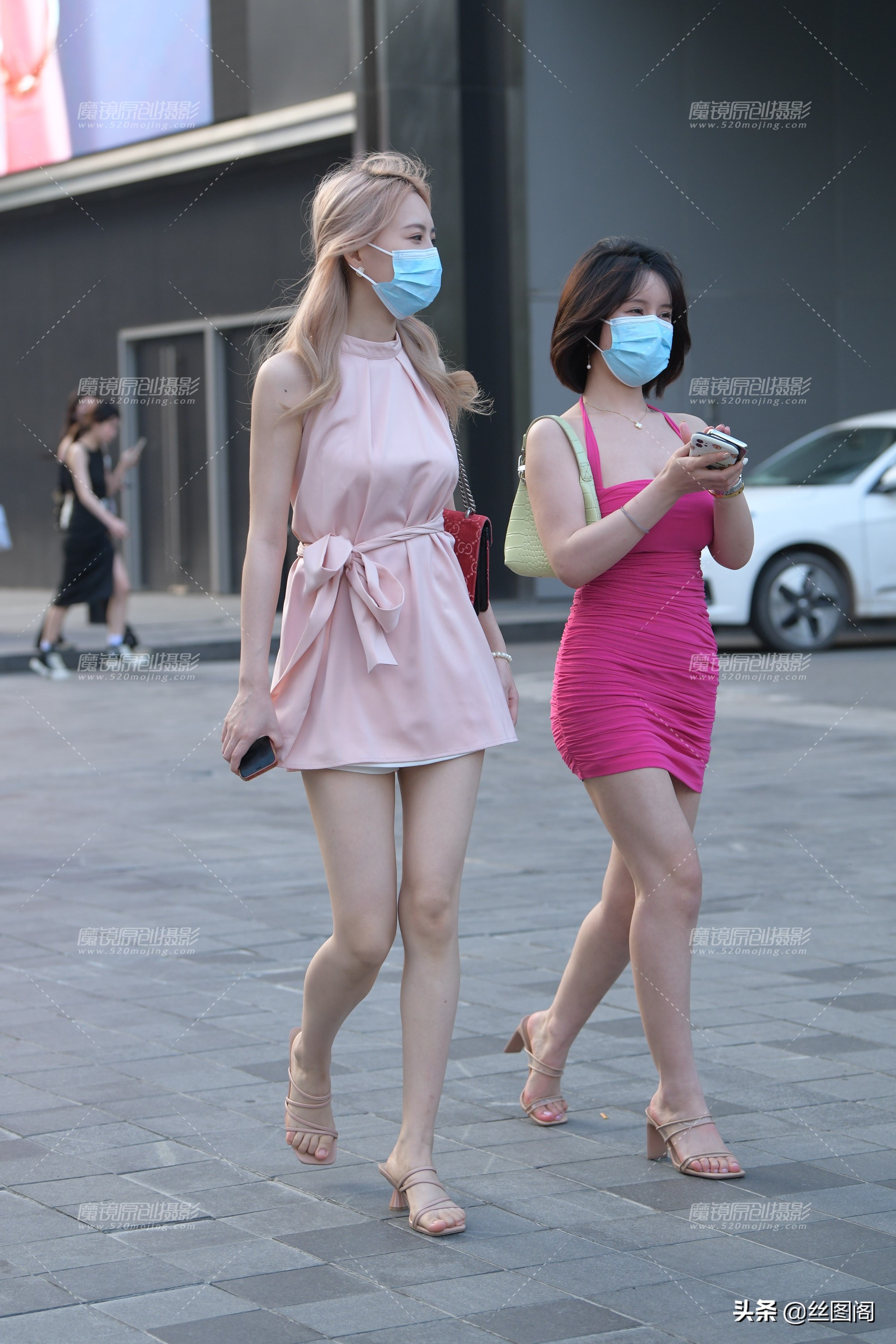 街拍穿着时尚靓丽的两姐妹，鲜艳的色彩带来极强的吸引力