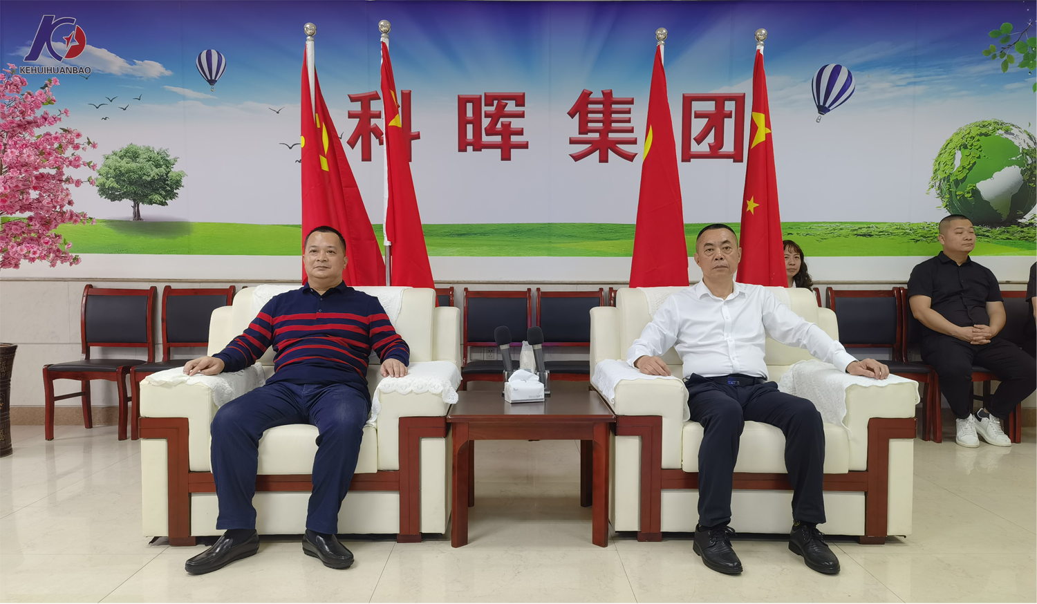 信豐縣政協(xié)主席溫巖松一行蒞臨科暉集團(tuán)考察