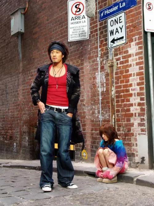 男主车武赫,一出生便被生母抛弃,辗转到了澳大利亚,沦为街头混混.