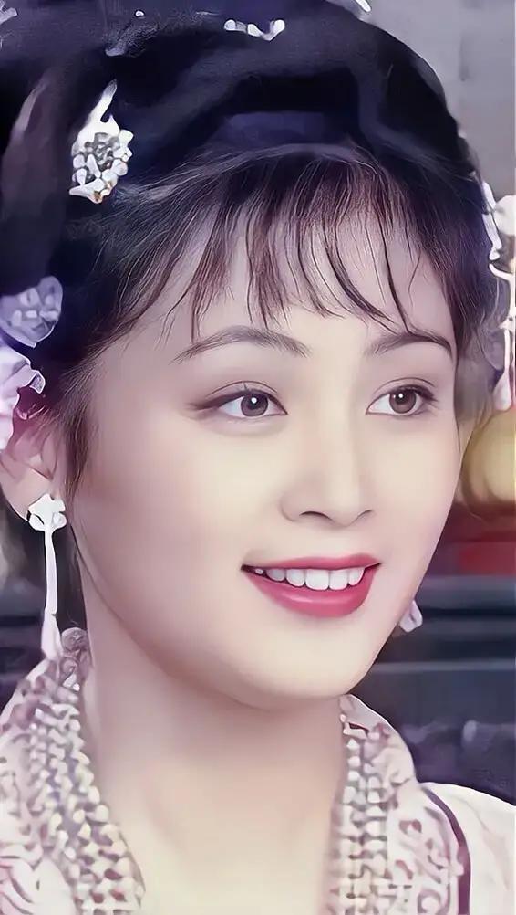 陈红黑色丝袜搭配花裙子,重现当年"貂蝉",真正的东方古典美女
