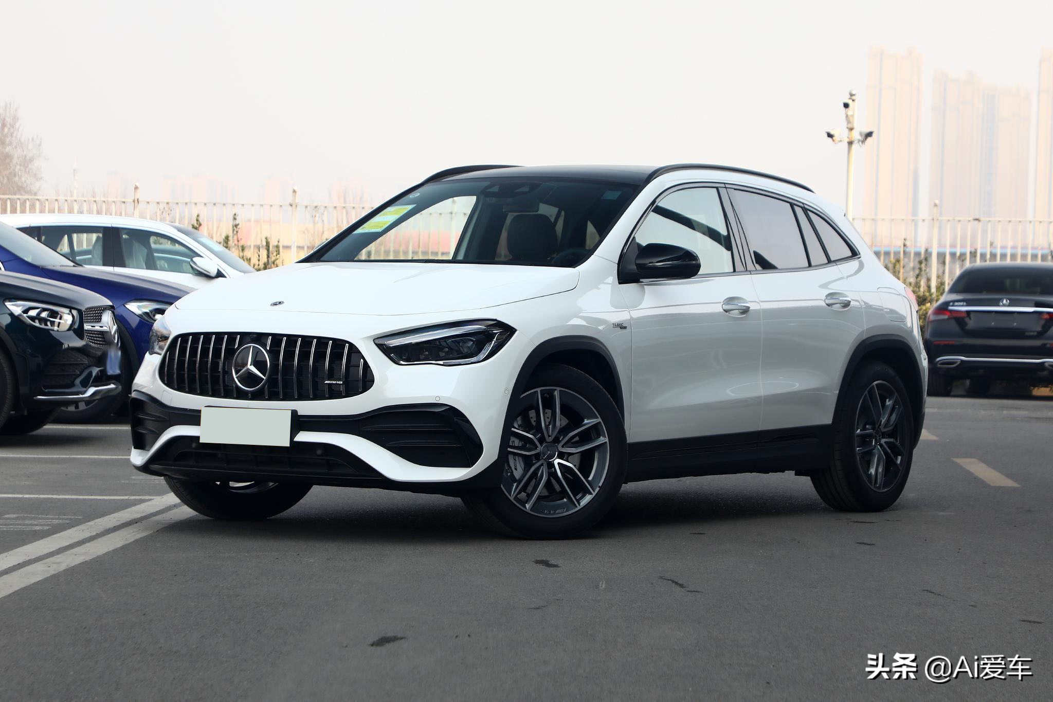 2.0T+306马力，进口豪华性能轿跑，带四驱车价还不错，奔驰GLA AMG