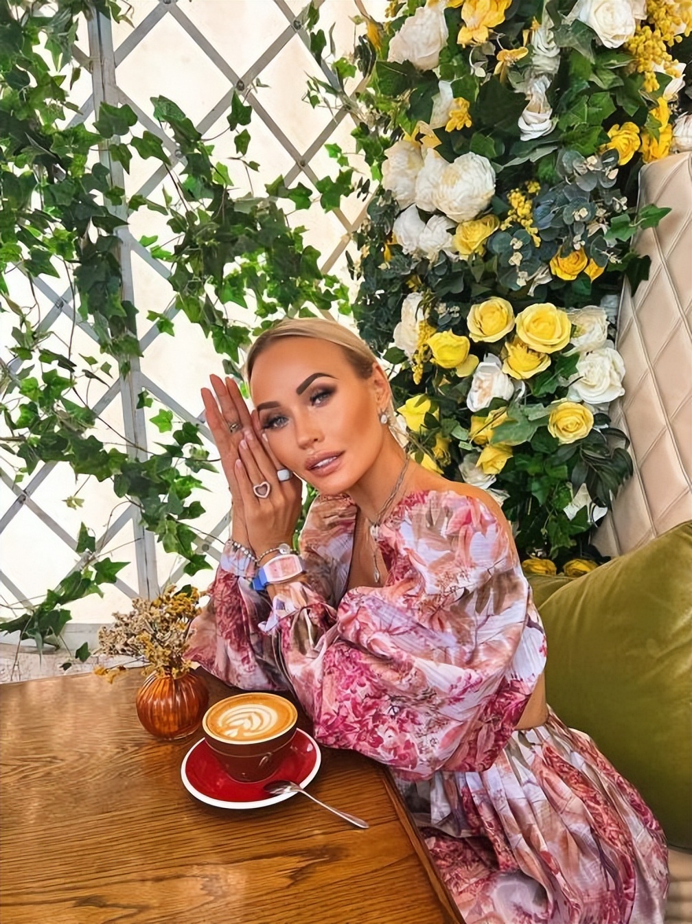 daviselvinins时尚博主的夏日出行与造型拿捏