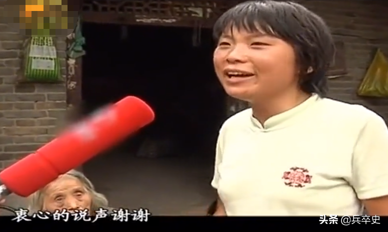 2010年，河南18岁少女“工地”搬水泥赚学费，家里穷的盐都买不起