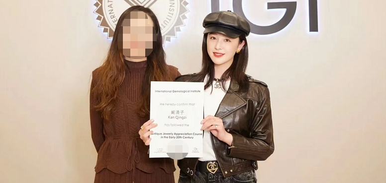 阚清子素颜现身小吃摊，手拿食物路边大口吞咽，手上一个包值23万