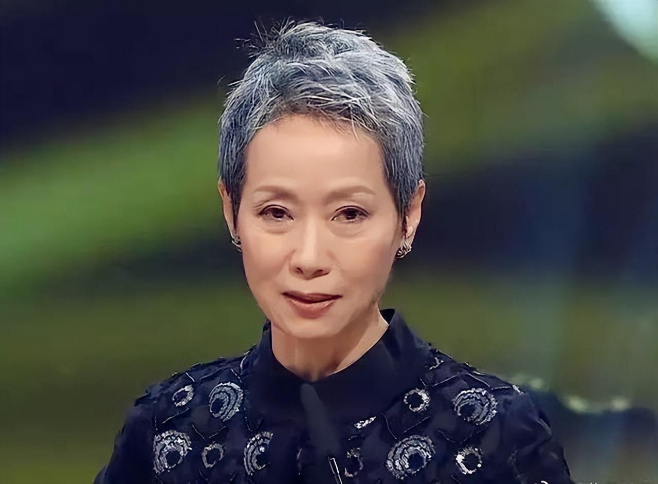 "许仙"叶童太真实,不染发不涂口红,演戏认真,穿搭却随意-蘑菇号