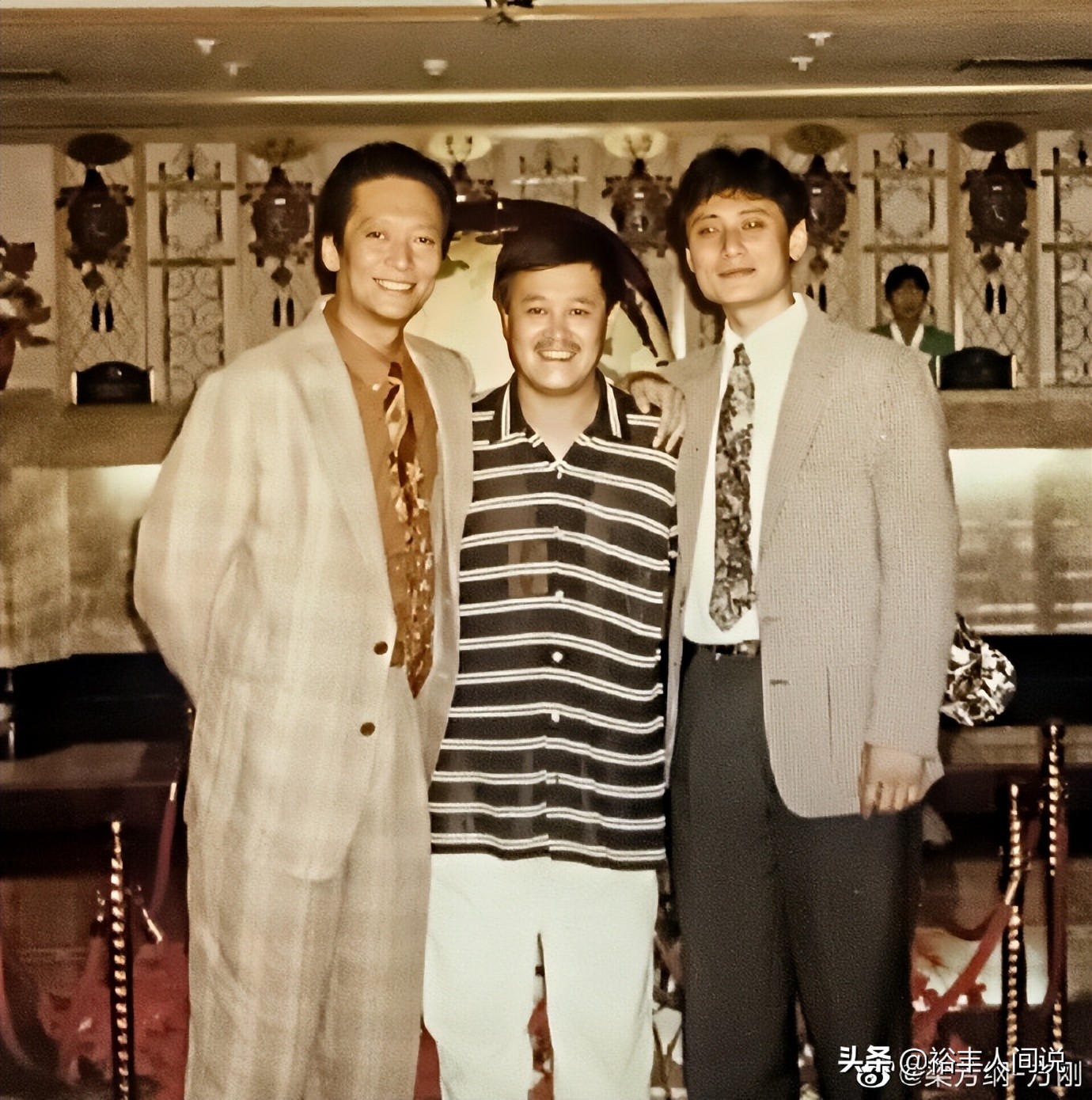 “大恶人”方刚晒母亲庆生旧照！赵本山亲自摆席，勾肩搭背感情好