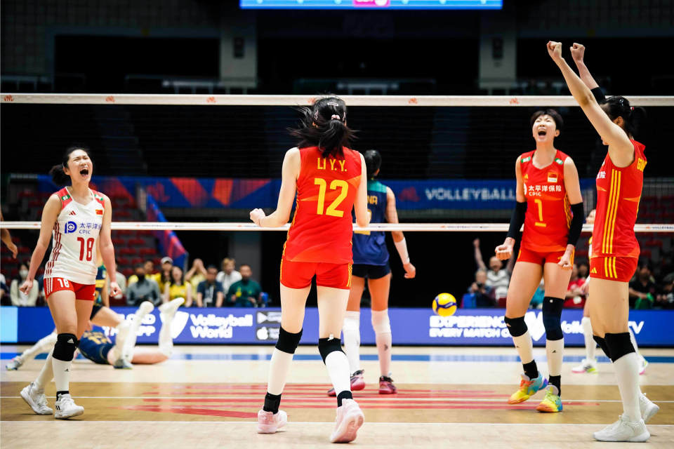刚刚！中国女排3比2击败巴西队，收获世界女排联赛开门红