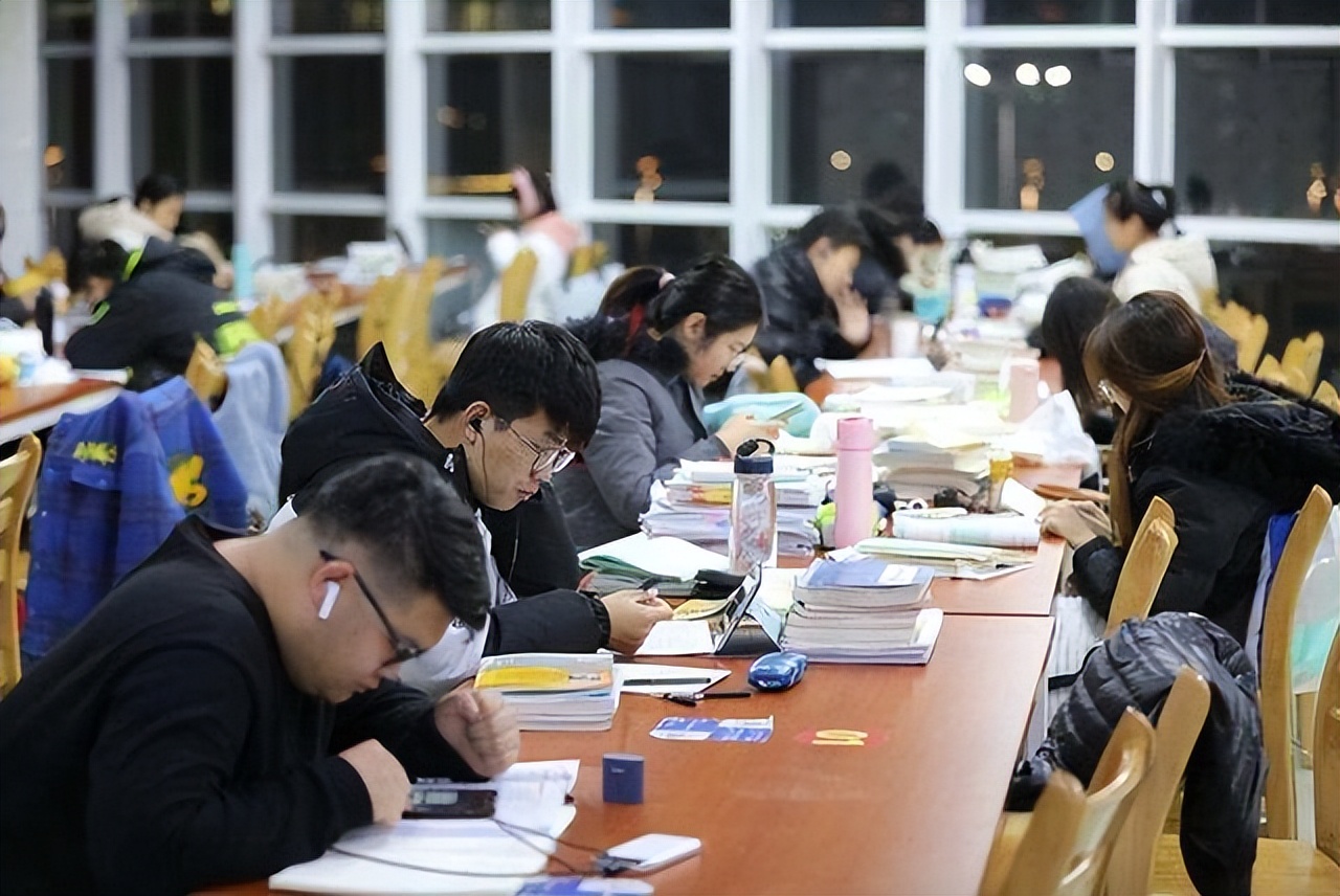 四川一高校研二女生坠楼，生前和母亲聊天无异样，死因成谜