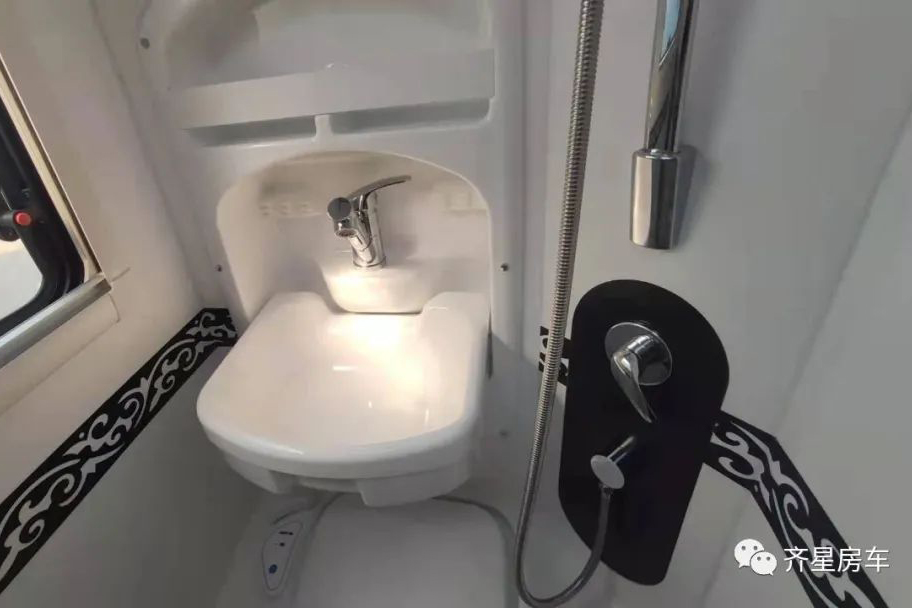 空间优化格局新导向！齐星依维柯额头升顶三拓展房车