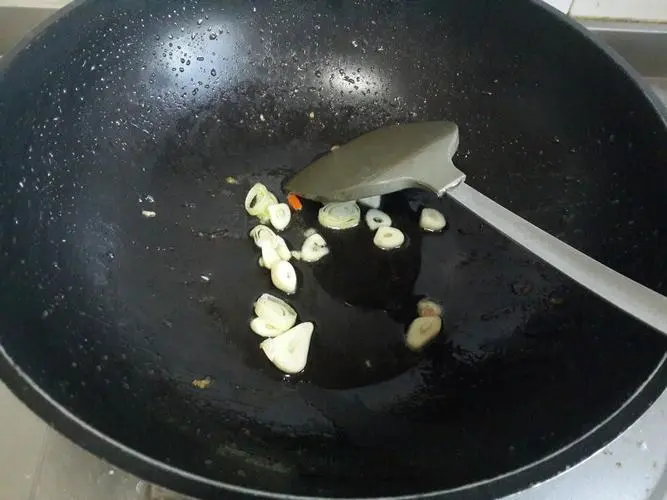 每天炒菜都用大蒜炝锅会致癌？到底还能不能吃？用实验数据说话