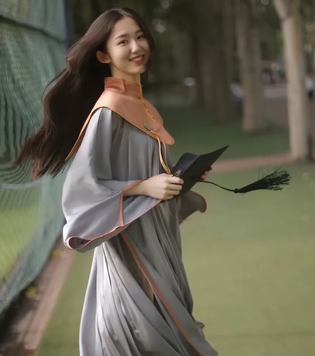 中央美院“民族风学士服”火了，中西结合有特色，典雅又不失风采