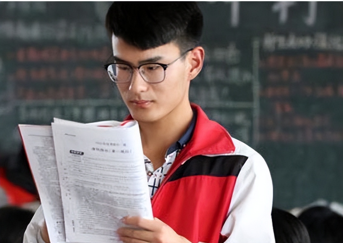 光荣榜上学霸的座右铭火了，一不小心暴露本性，网友：段子看多了