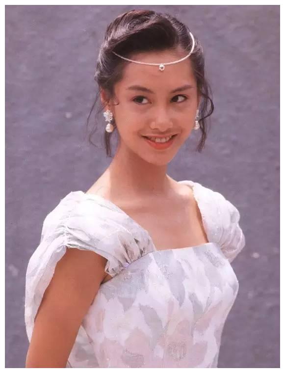 52岁的朱茵:住深山残屋,开97年的破车,活成了娱乐圈李子柒