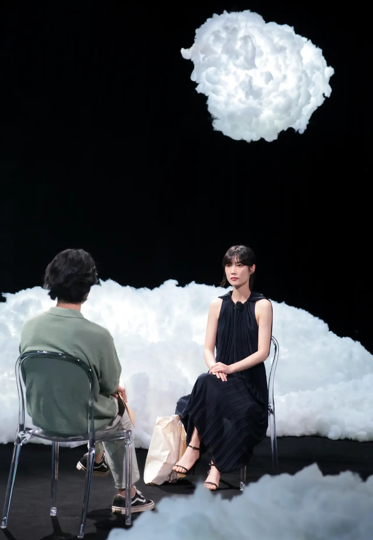 苏诗丁卢歌虐心告别,一个笑着,一个哭着