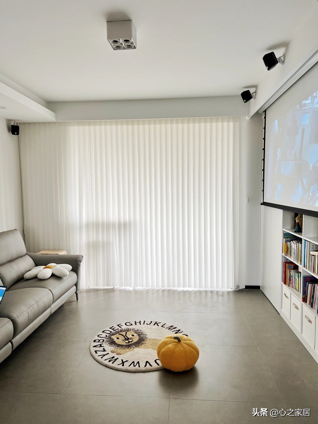 80㎡两室两卫装修的简约别致，空间利用充实，主卧衣帽间独特时尚