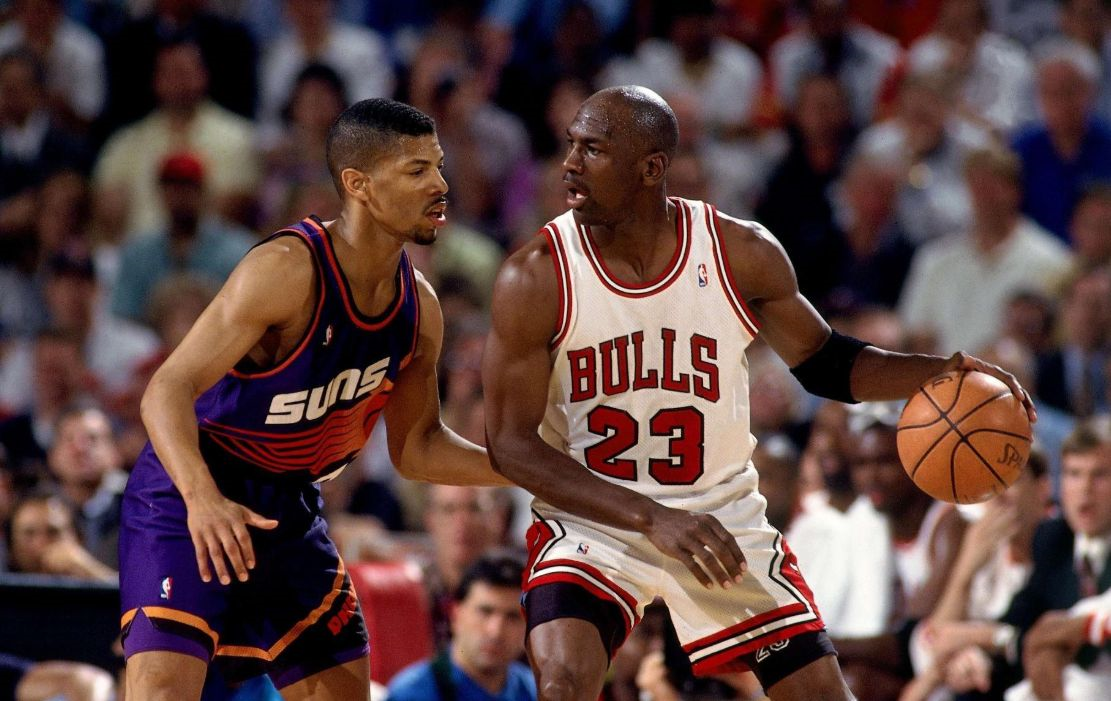 為什么nba打球沒有那么花俏</h2>

<p>　　事實上，在職業比賽中，華而不實的花哨動作更讓人難過。如果你經常看NBA的球迷，你就會知道比賽中很少有花里胡哨的人。如果硬要舉例的話，只有歐文一個人花哨。花式動作的第一個缺點是消耗大量體力。雖然賞心悅目，但是消耗了選手本身的大量體力。第二，容易犯錯。花式意味著難度升級，這是一個比賽。一個失誤就可能影響這場比賽的走向。所以玩家盡量用簡潔高效的動作達到效果，犯錯誤不值得。</p>

<p>　　<img alt=