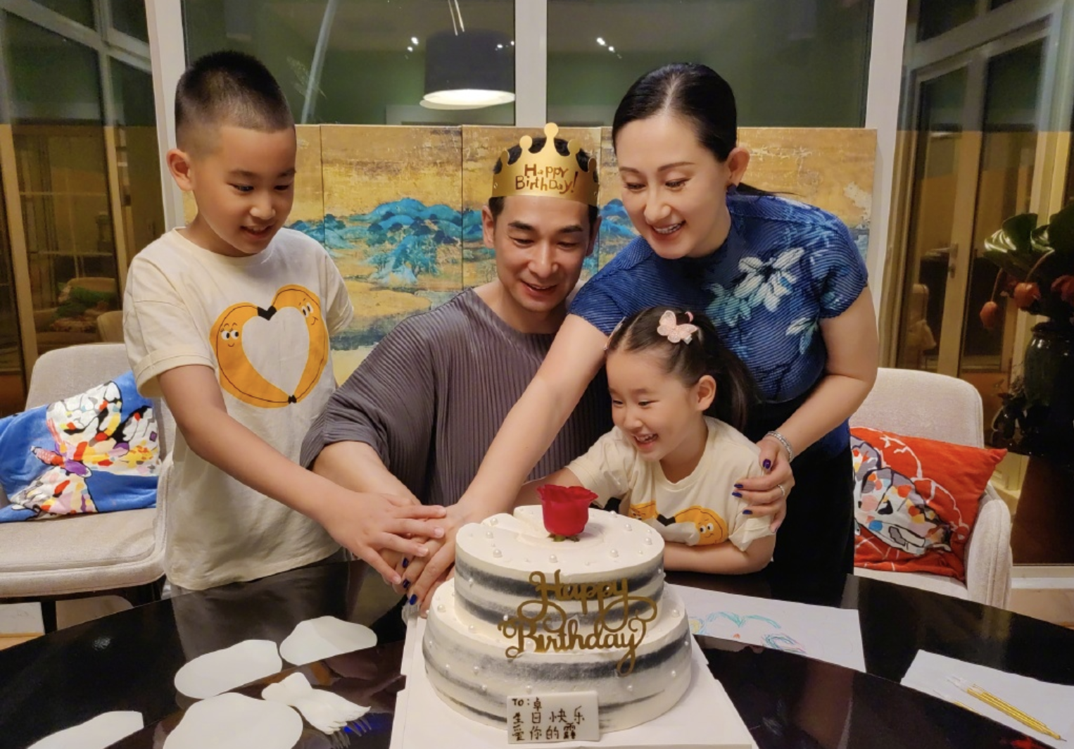 赵文卓晒庆生照，50岁依然精神矍铄满头乌发，获大女儿写信送祝福