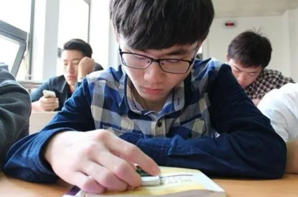 高校男生上课“刷美女”，结果本尊就坐在后排，评论区“亮了”