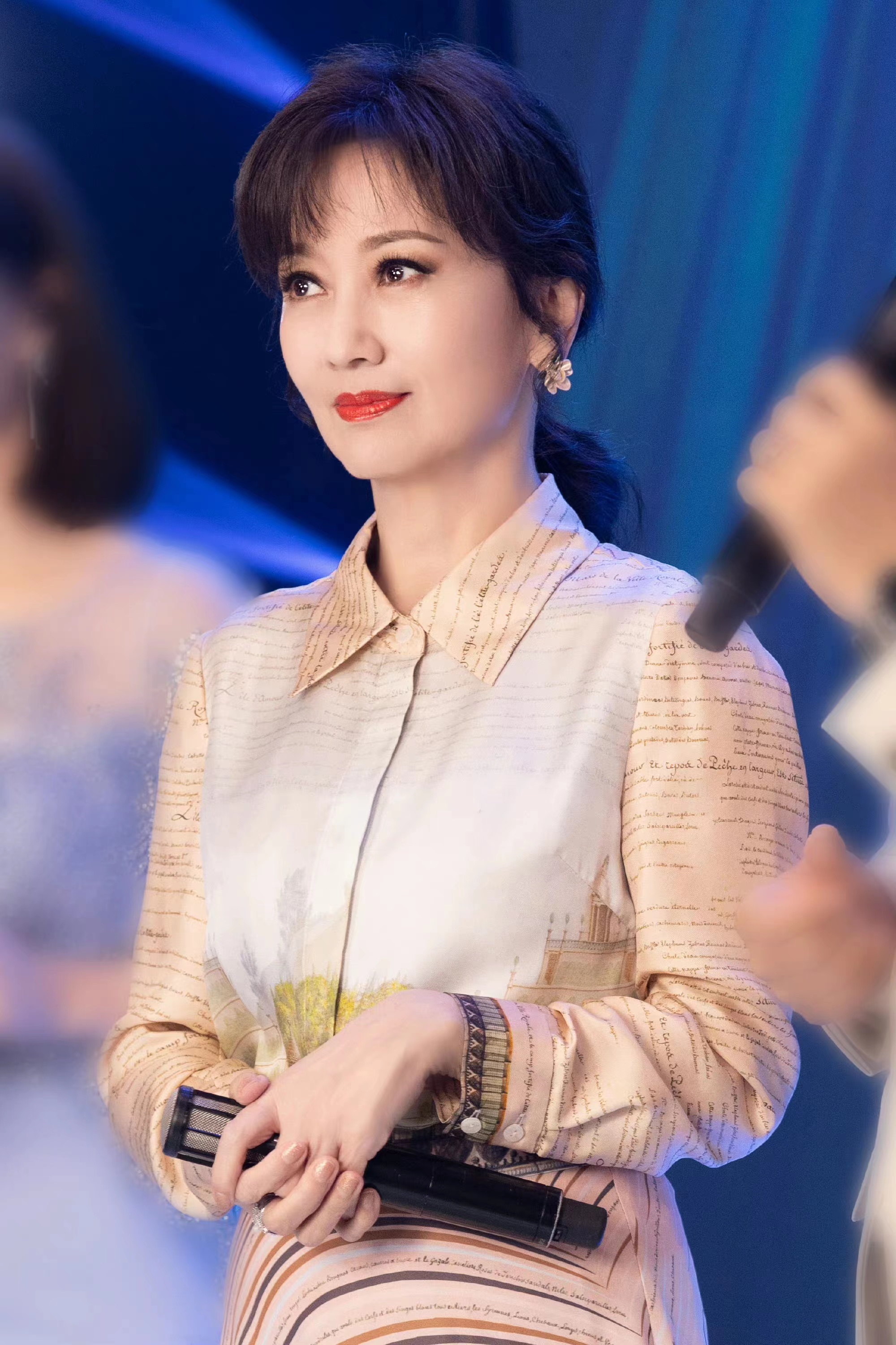 赵雅芝亮相活动,条纹印花衬衫搭半身长裙,69岁美得出众!