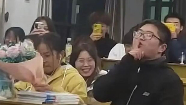 男大学生当众示爱，没有经过女生允许直接“上嘴”，旁观者怒了