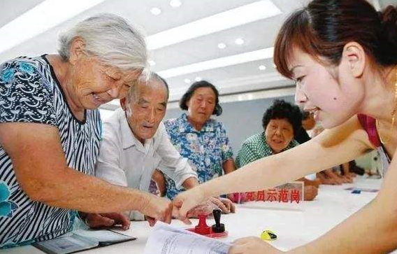 又一“坏消息”传来？社保最低15年缴纳年限要上调，三类人心凉了