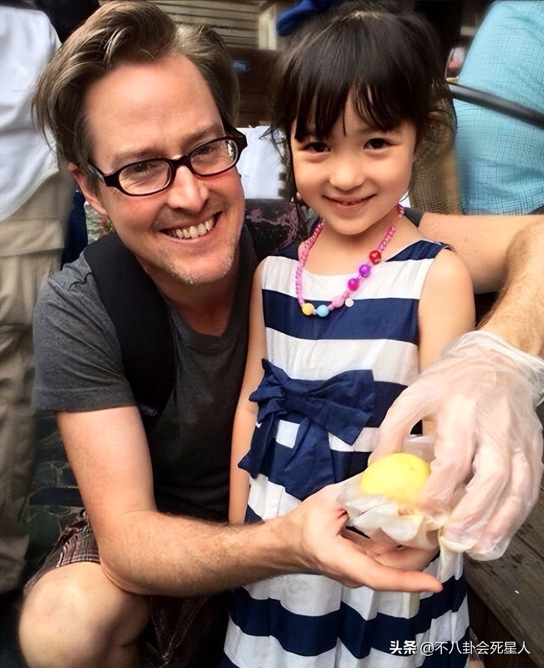 表面恩爱，实际“拳头相向”，从黄奕到黄嘉千，被最亲近的人伤害