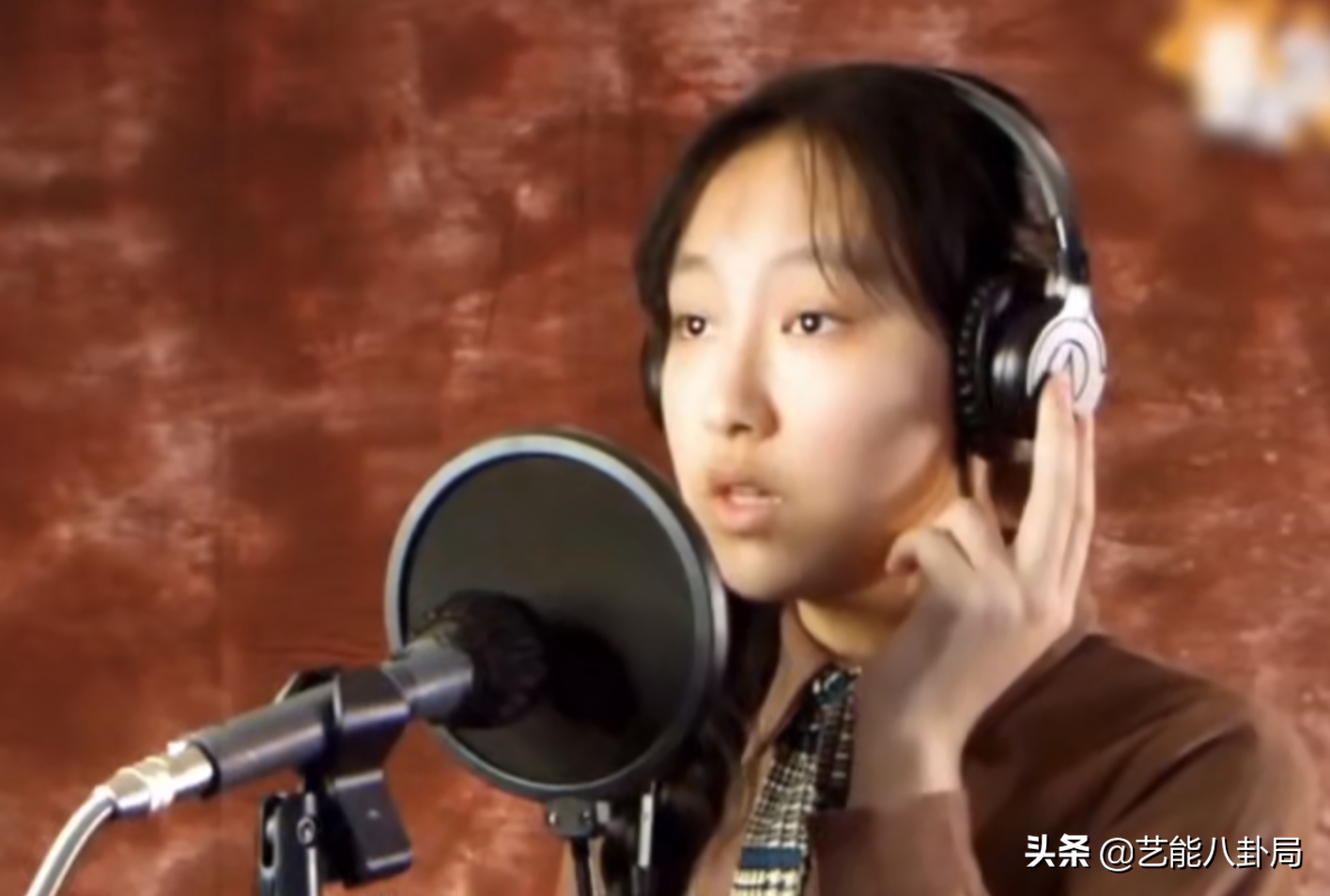 17歲港圈唱將炎明熹！父母定居內地，粵語歌開口跪，打破刻板印象