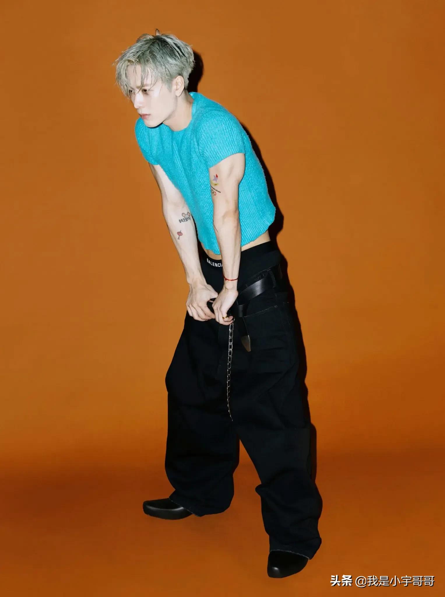 王嘉尔《CLASH》八月刊内页大片释出，尝试高跟鞋造型，时尚感强