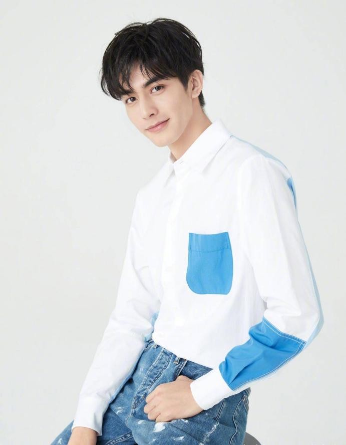 穿“白衬衫”的10位男星，个个“白衣胜雪”，气质干净