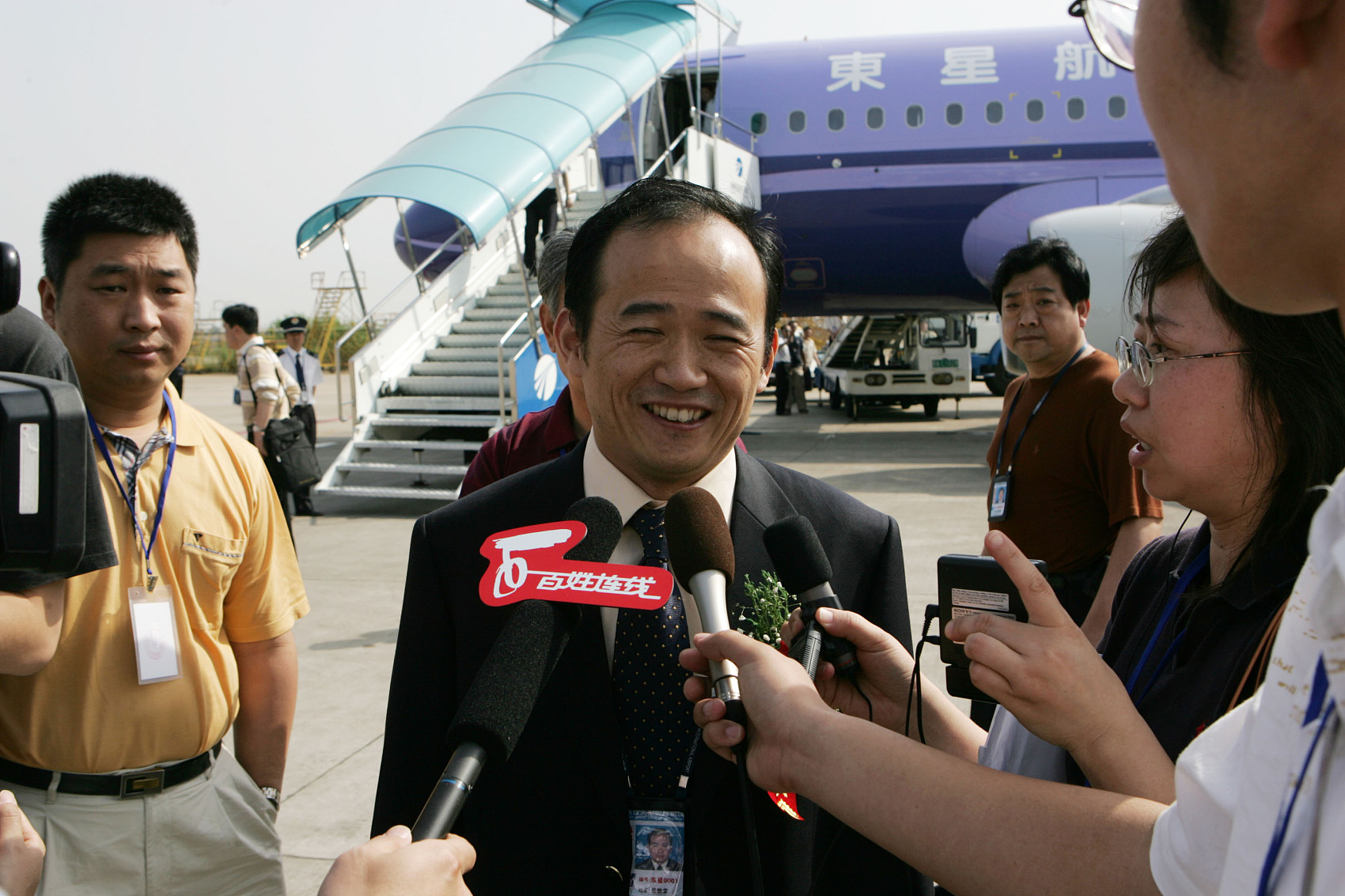 中国民营航空大王归来！曾百亿资产一夜归零，出狱后又成通缉犯